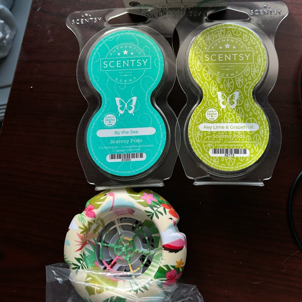 Scentsy mini fan diffuser, flamingo print with two packs of Sensi pods NWT
